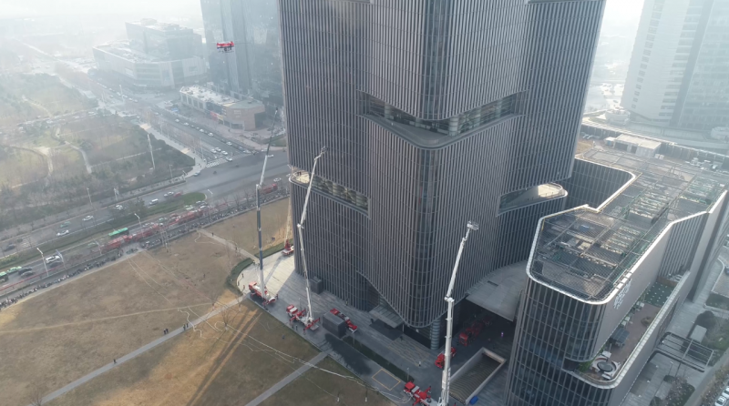 郑州举行超高层建筑灭火救援综合演练 | 猎鹰装备参加百米以上高空灭火作战